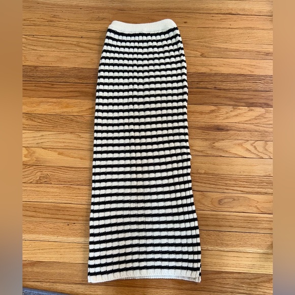 ASOS DESIGN Petite knit midi skirt in black and white stripe • Size S - Picture 3 of 5